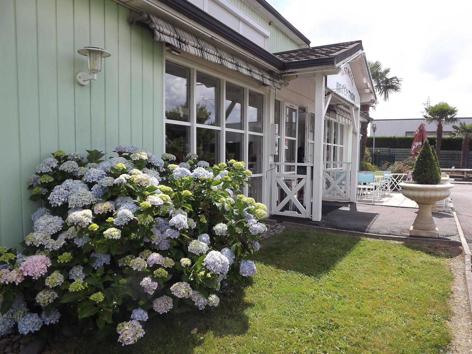 Brit Hotel Essentiel Pau Lescar Exterior foto